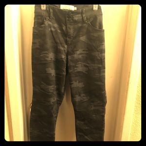Torrid Camo jeggings size 18 never worn